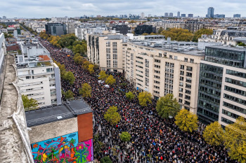 Evropou prošly další protesty. Policie zatýkala po stovkách