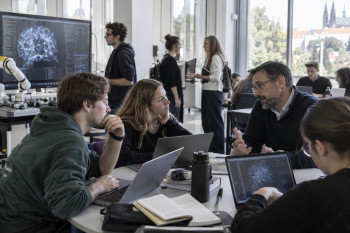 Stovky programů na univerzitách. Připravují Česko na éru AI?