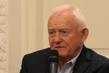 Polský expremiér: Ať Ukrajina místo medailí vrátí letadla a tanky