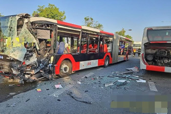 Srážka dvou autobusů u Lidic, sedmnáct zraněných