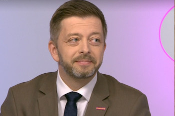 Může stát nakupovat s přirážkou v milionech? Rakušan ukázal, že ano